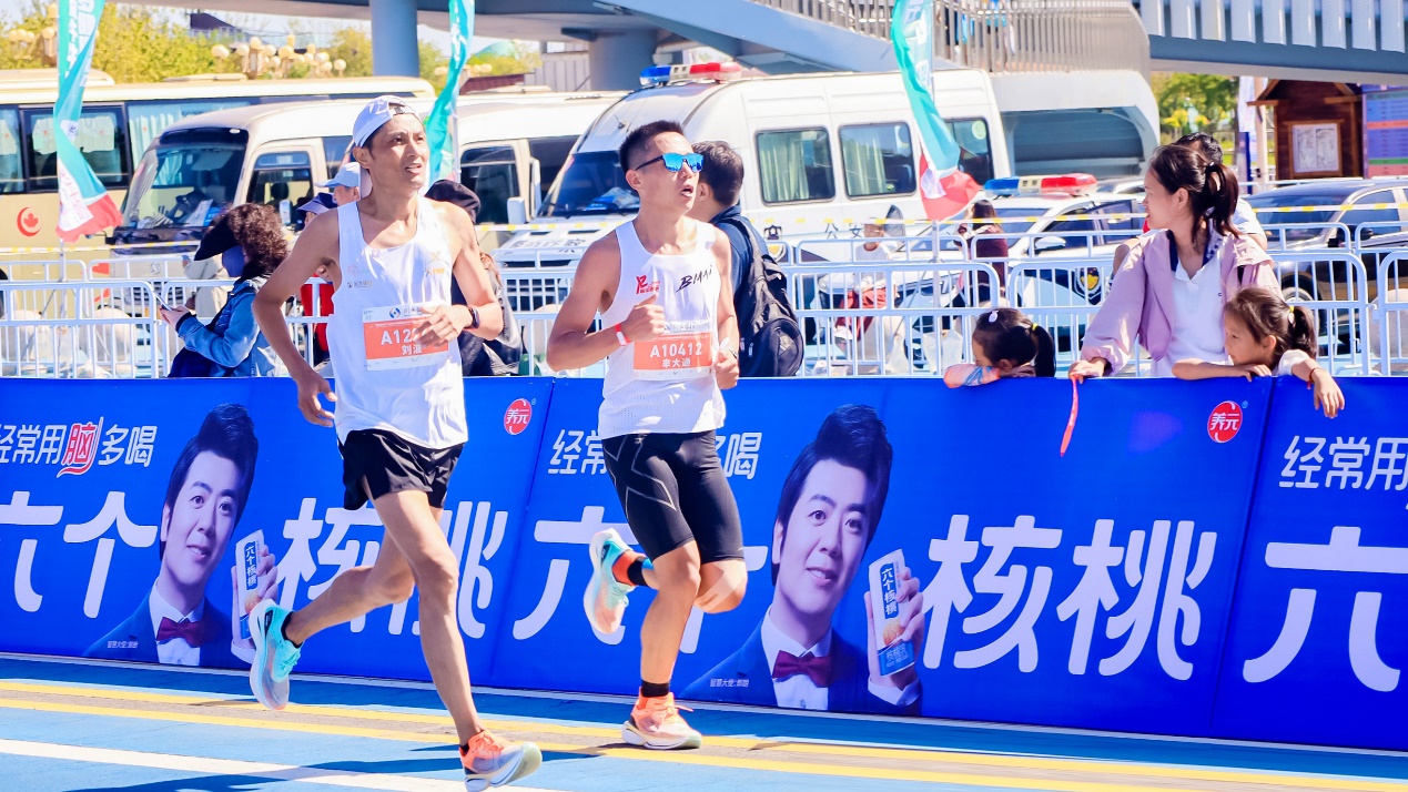 运动要用脑六个核桃十年领跑衡水湖马拉松(图2)