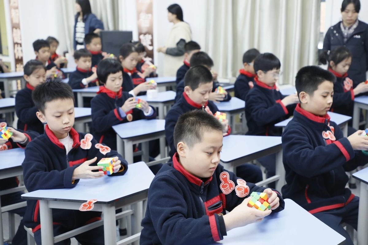 西安市新城区新知小学:数学游戏周丨魔方速叠杯(图2)