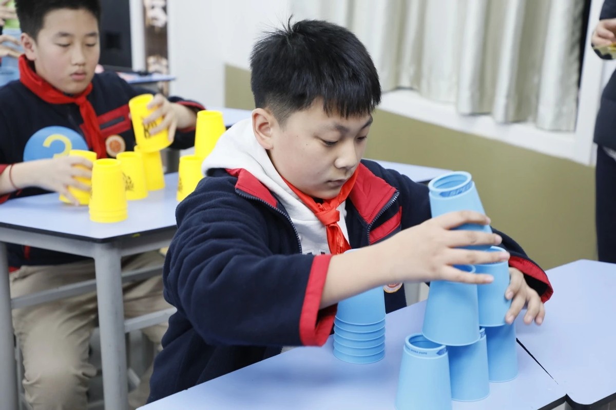 西安市新城区新知小学:数学游戏周丨魔方速叠杯(图4)
